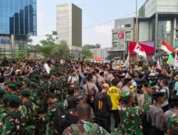 TNI-Polri Hadang Massa Aksi BEM UI yang Hendak Menuju Bundaran HI